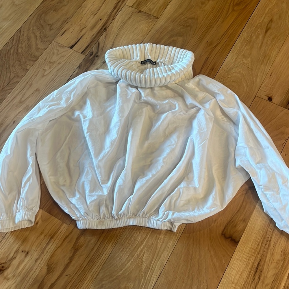 Zara White long sleeve turtleneck. Size: xs/s